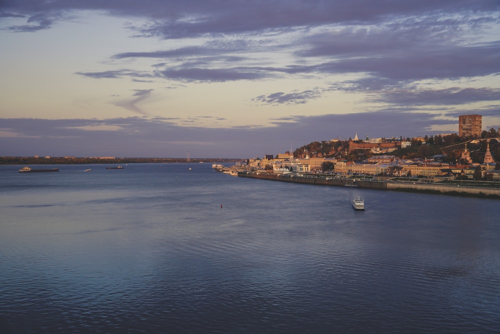 Ein Gewässer mit einer Stadt im Hintergrund