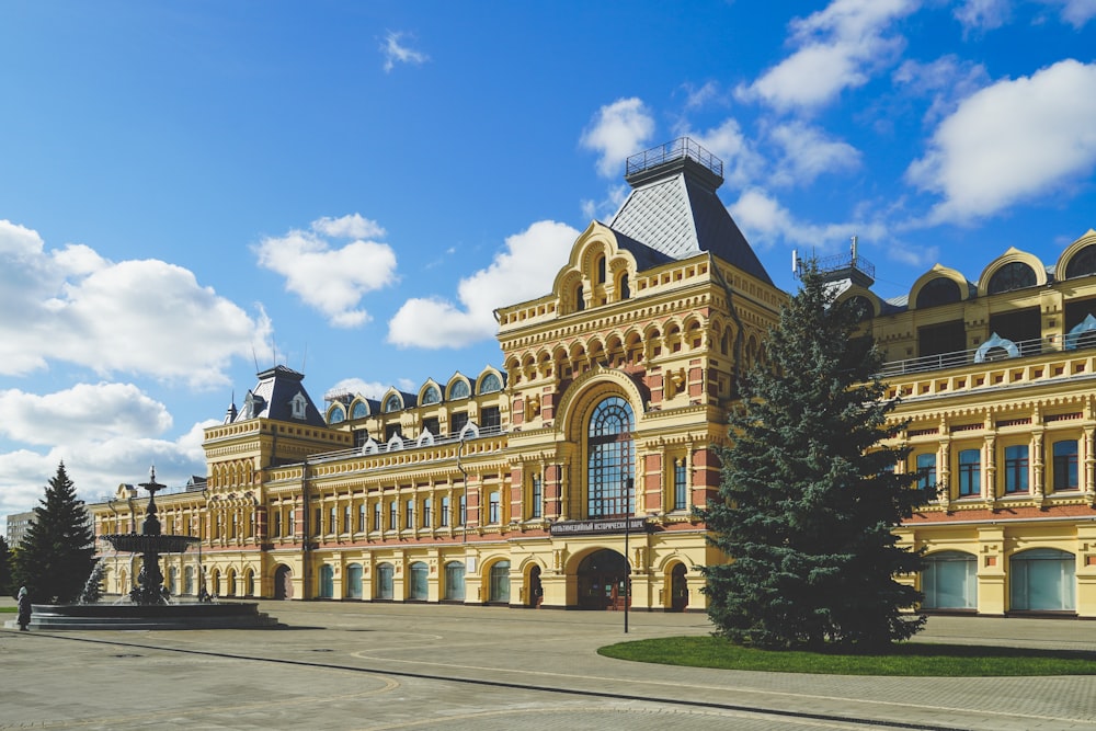 un grand bâtiment avec une horloge sur le dessus