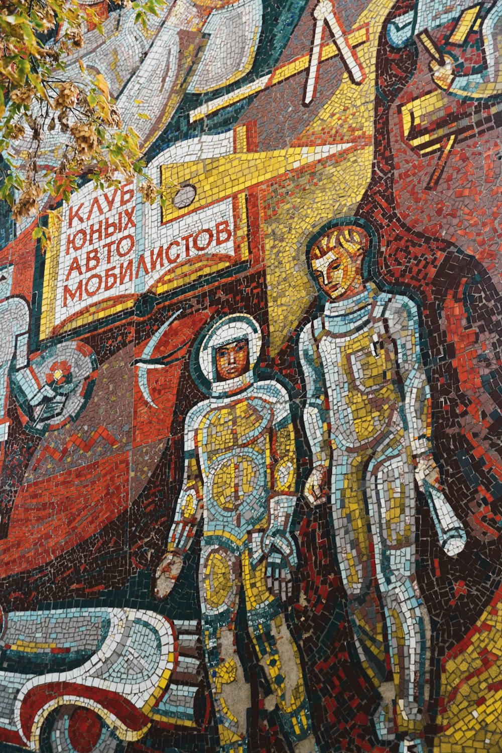 ein Mosaik von zwei nebeneinander stehenden Astronauten