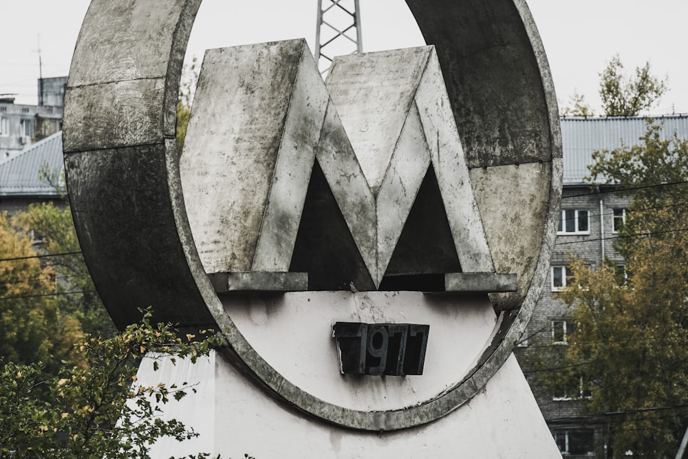 Un letrero grande que está en el costado de un edificio