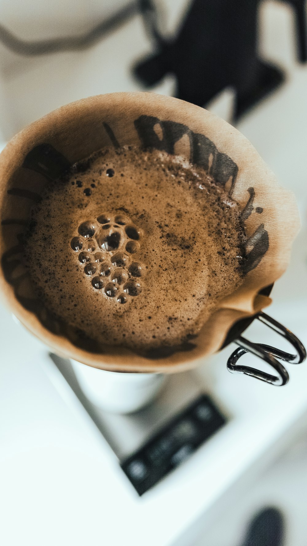 una taza de café con un líquido marrón en su interior