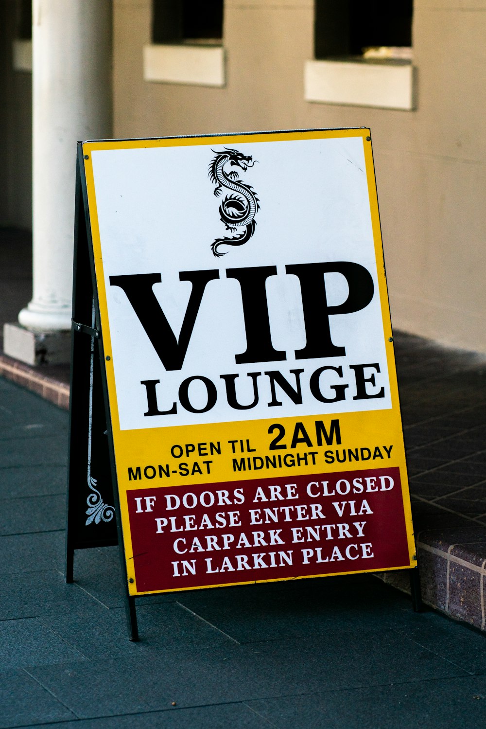 a sign on the side of a building that says, vip lounge open till