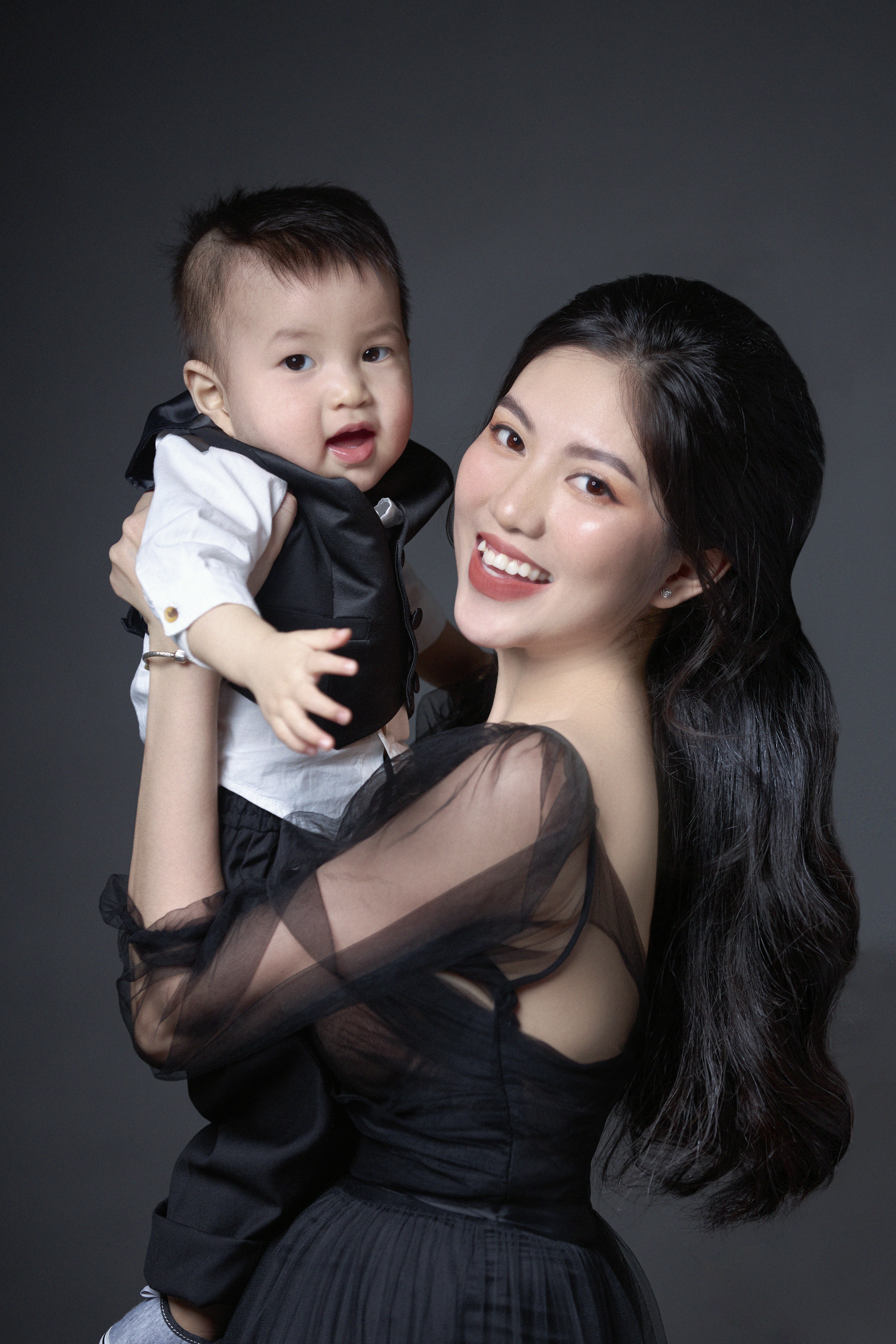 Seorang wanita menggendong bayi di pelukannya