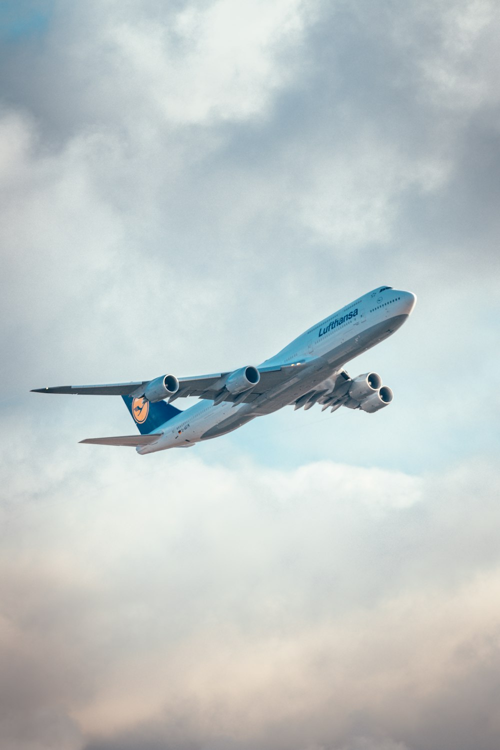 Un gran avión volando a través de un cielo nublado