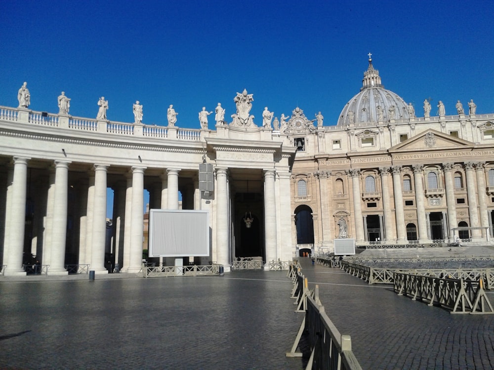 un grand bâtiment blanc avec des colonnes et des statues