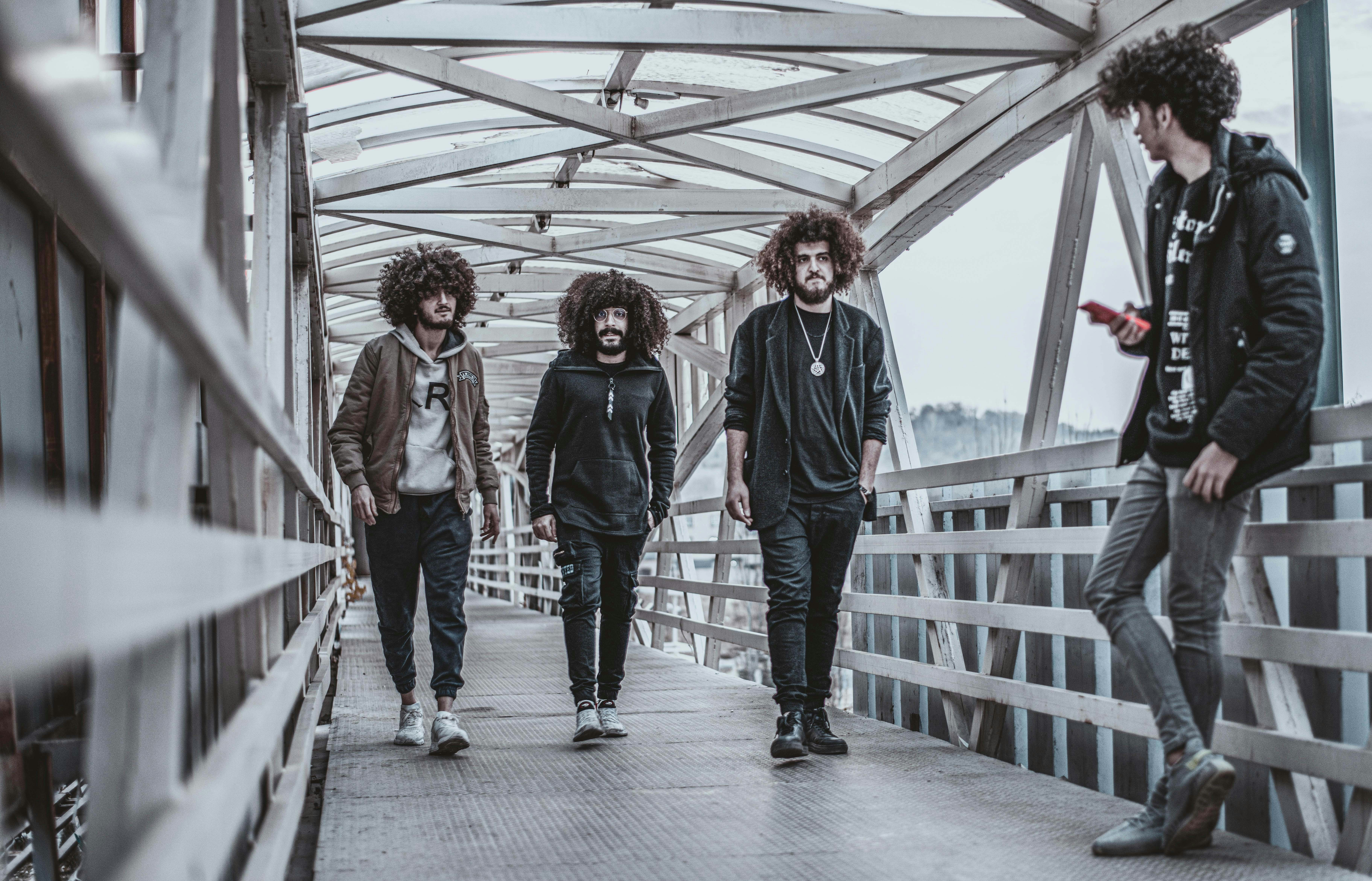 um grupo de jovens caminhando através de uma ponte