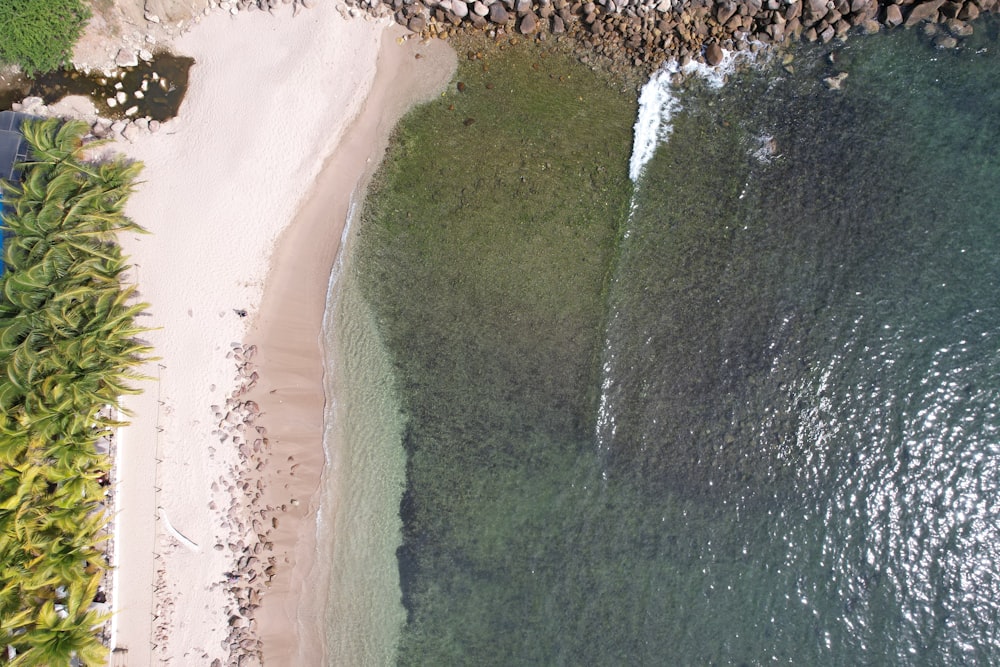 une vue aérienne d’une plage et d’un plan d’eau