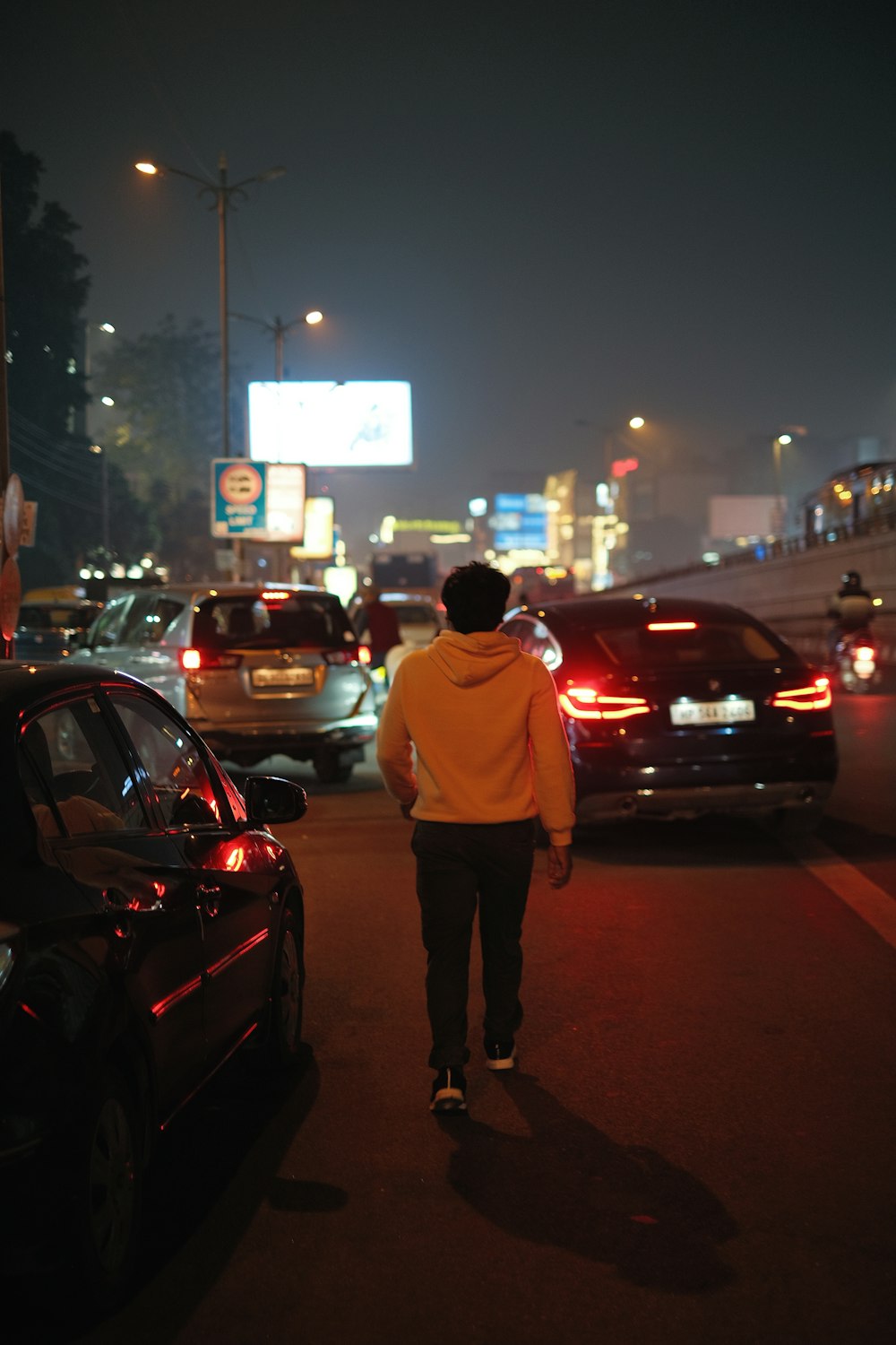 Un uomo che cammina lungo una strada di notte