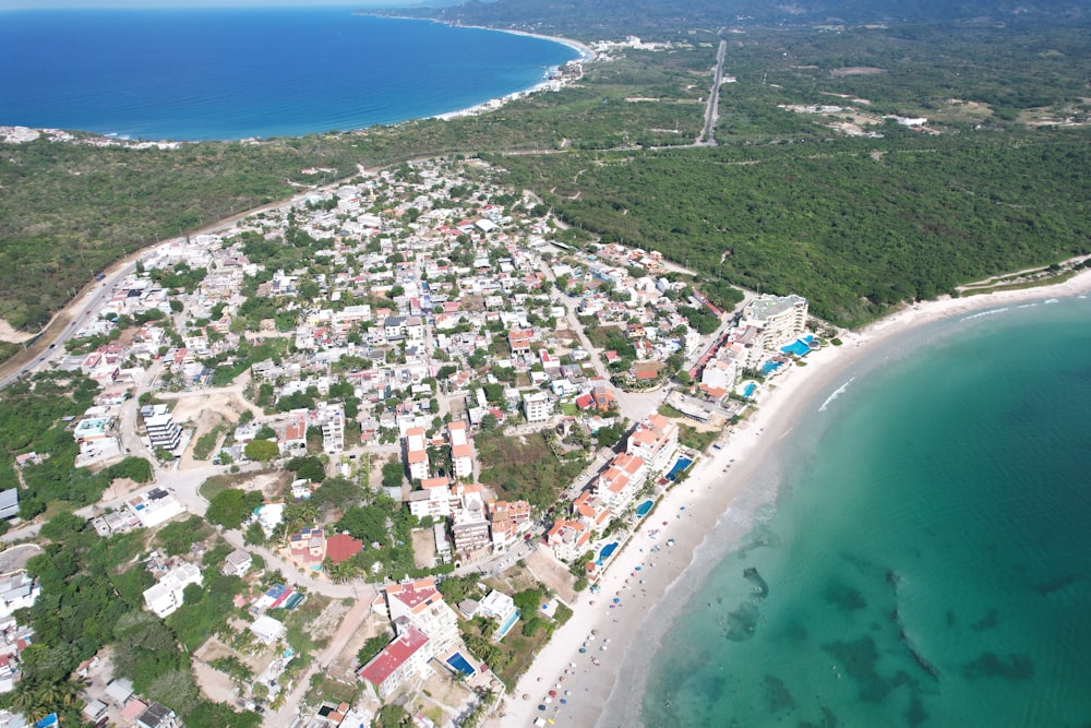 Une vue aérienne d’une petite ville au bord de l’océan