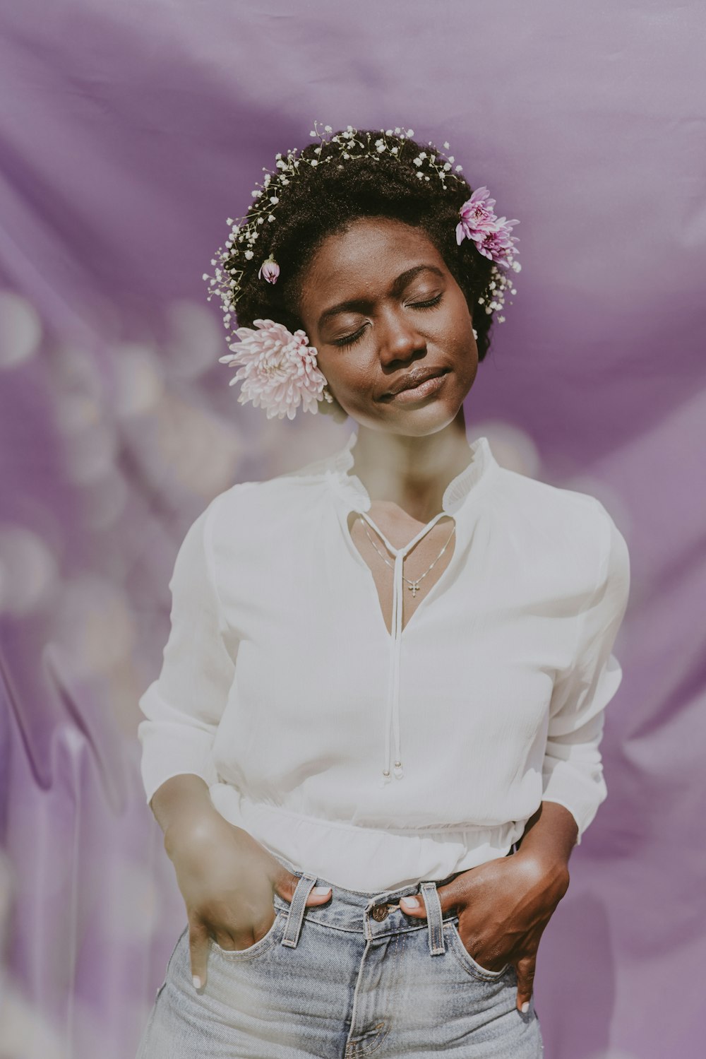 Una donna con un fiore tra i capelli