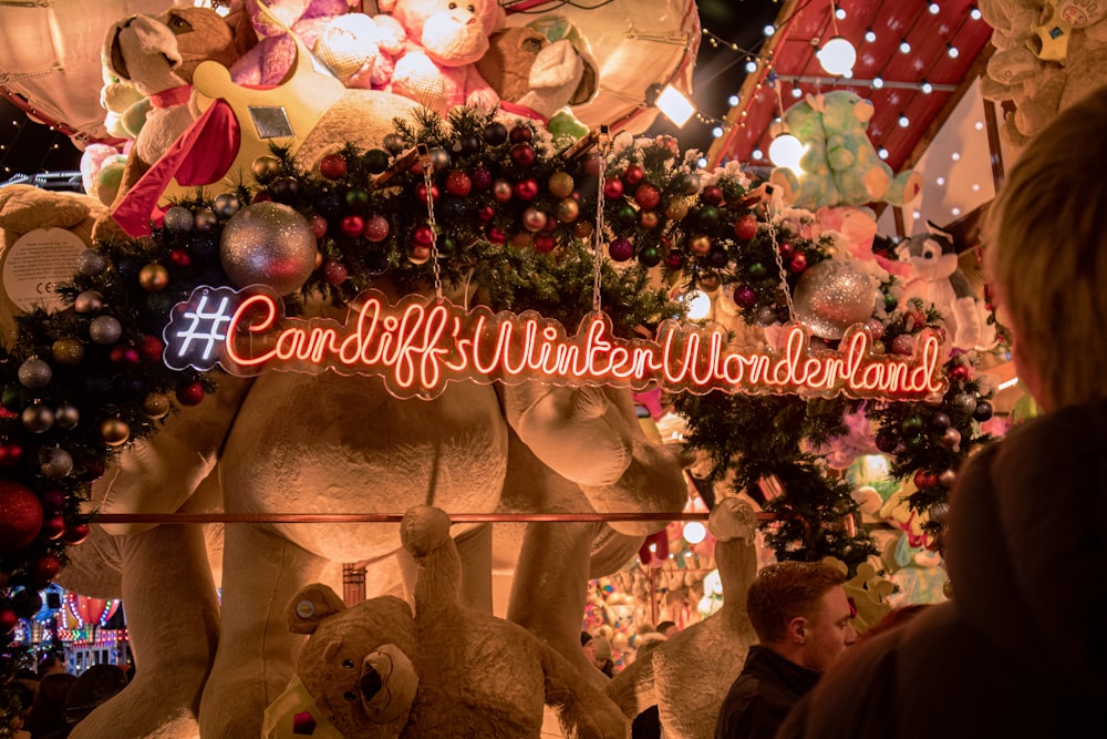uma exibição de Natal com ursinhos de pelúcia e luzes