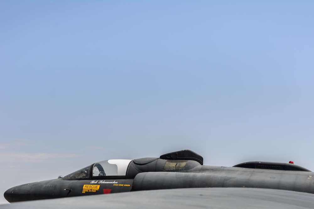 Un jet da combattimento che vola attraverso un cielo blu