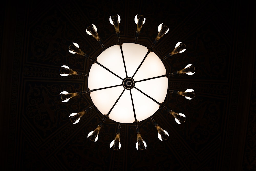 uma luminária circular em um quarto escuro