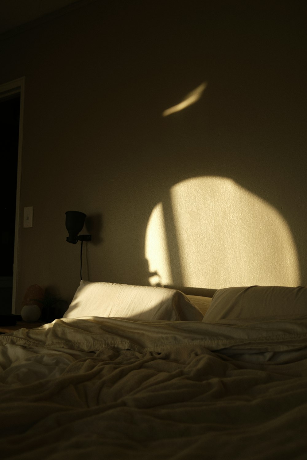 una cama con edredón blanco en una habitación