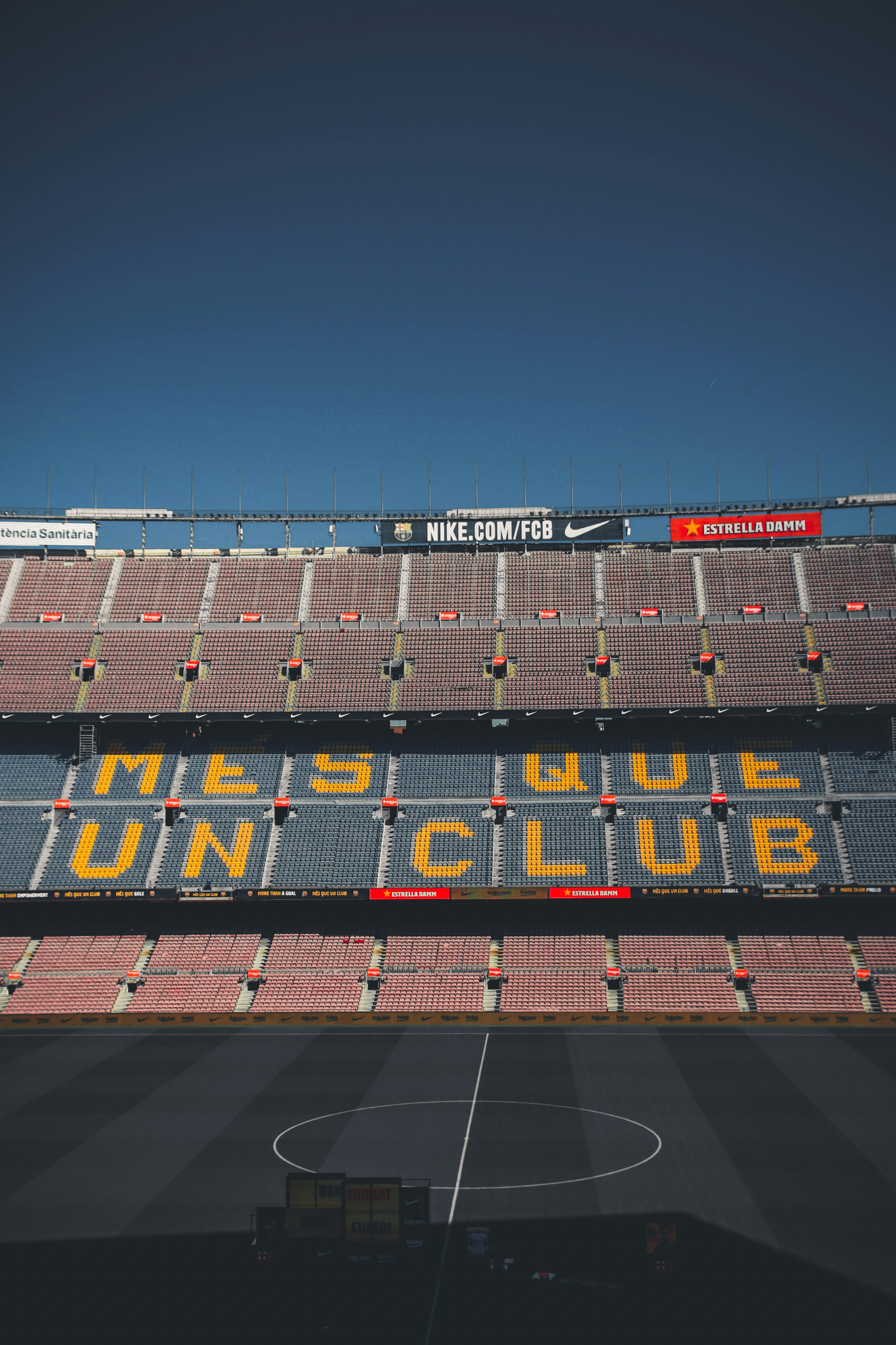 Fotomural an empty stadium with a sign on the side of it