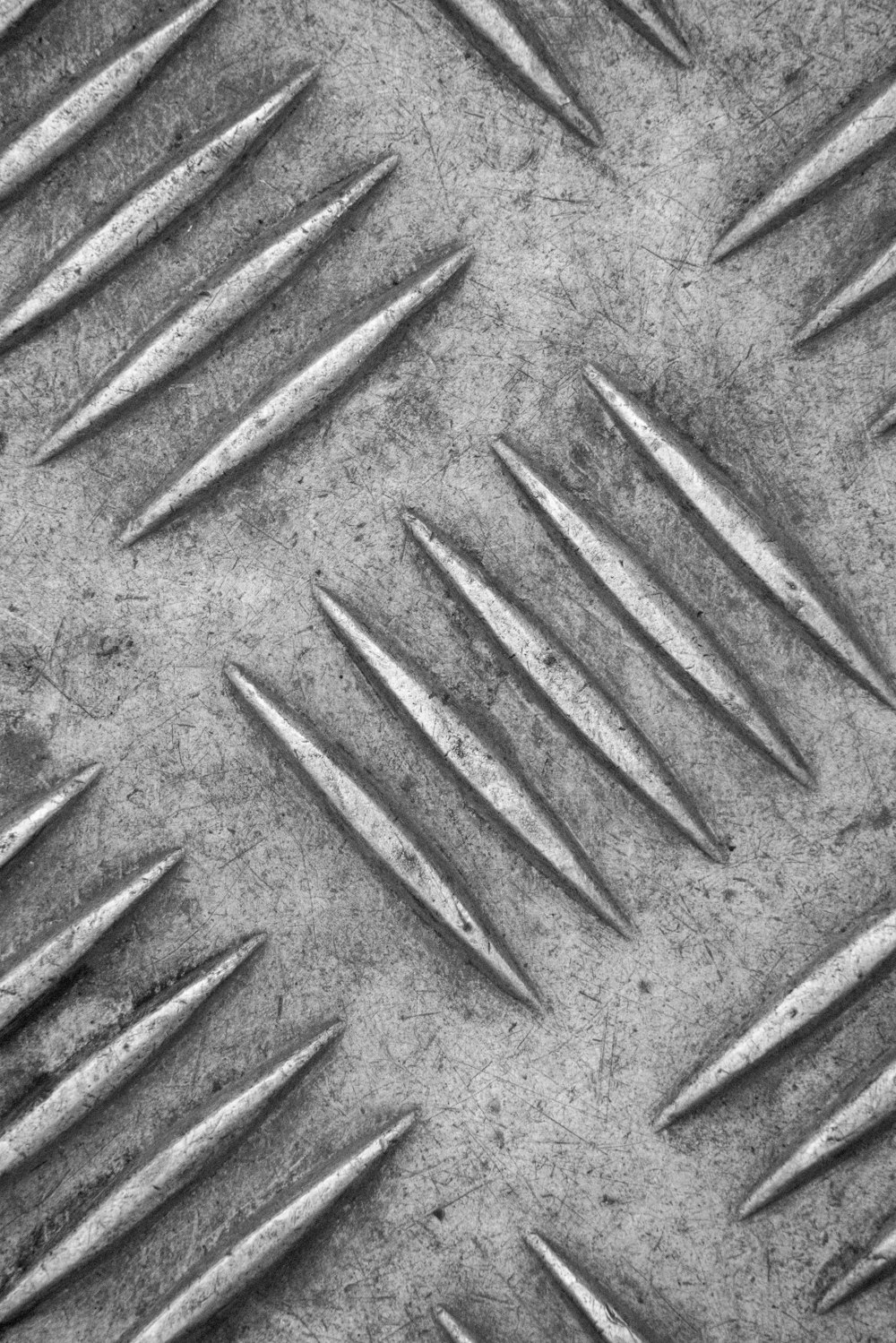 a bunch of nails that are laying on the ground