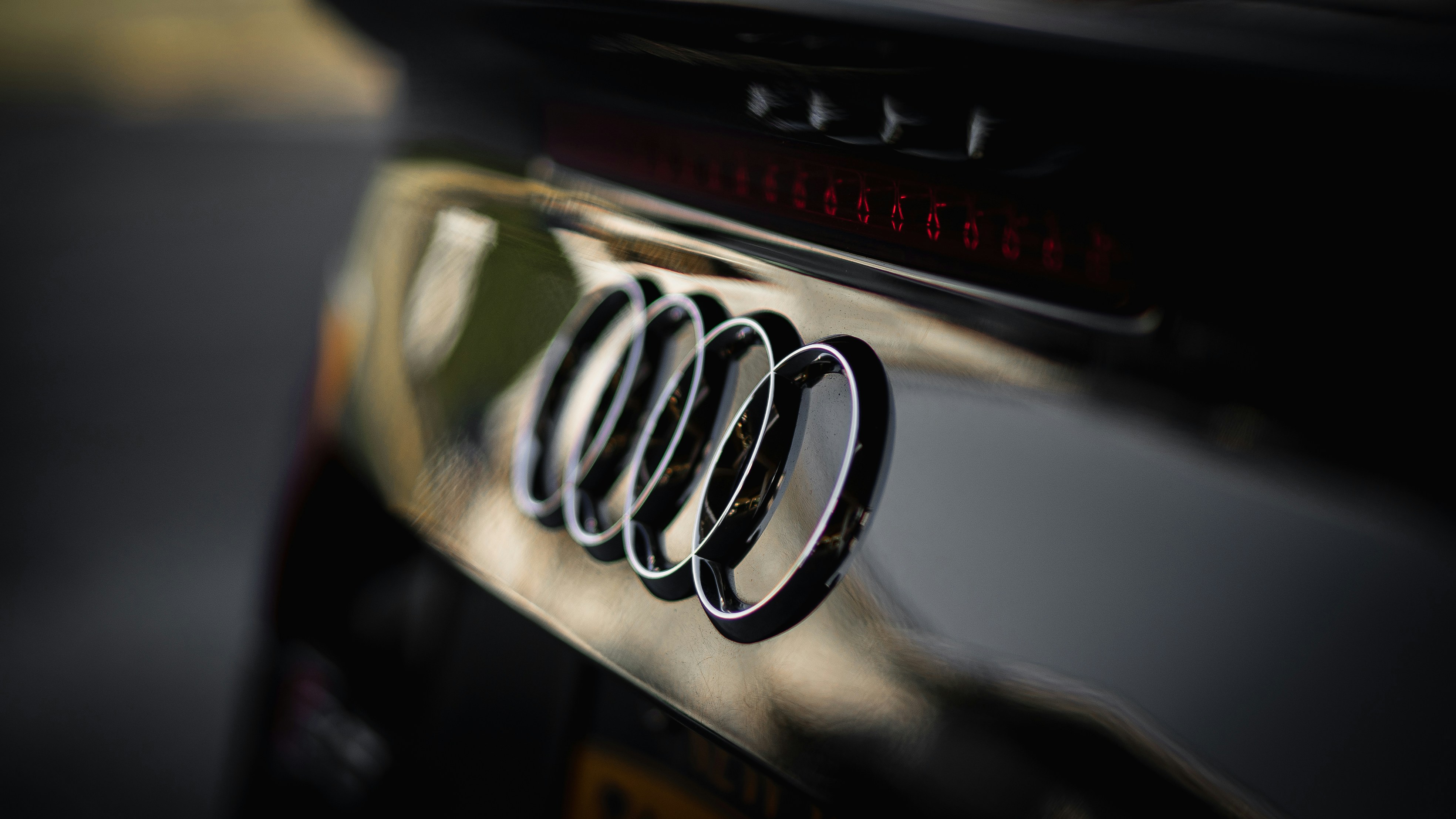 A close up of an audi emblem on a car photo – Free Car Image on Unsplash, image size:3000x1689