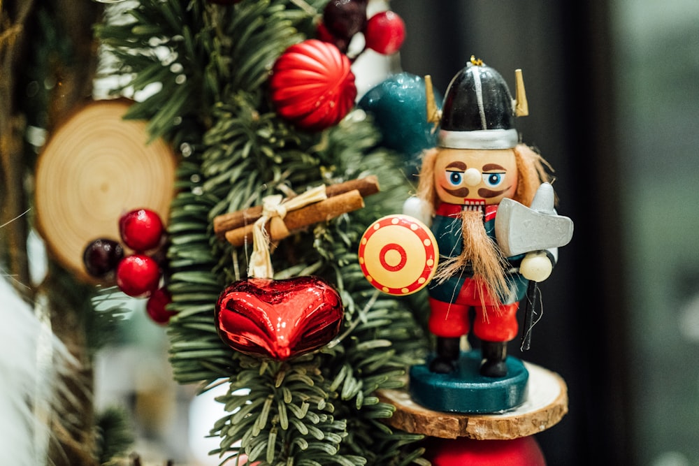 uma árvore de Natal com um ornamento de quebra-nozes sobre ele