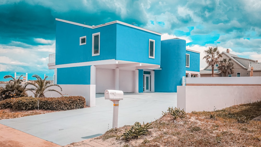 Una casa azul y blanca en un día nublado