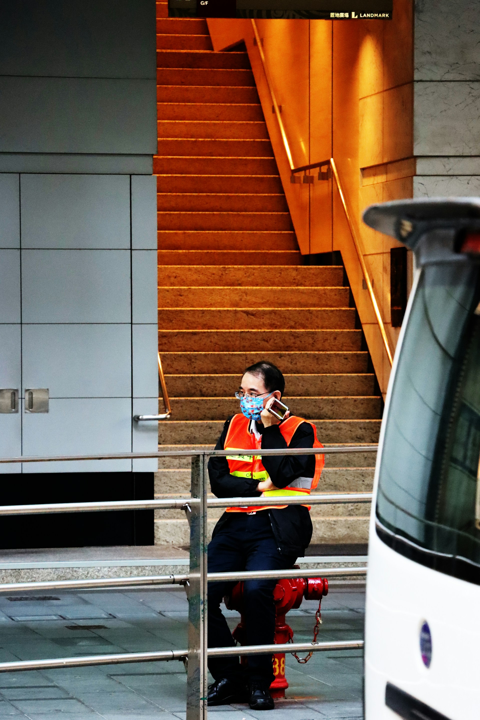 gray computer monitor