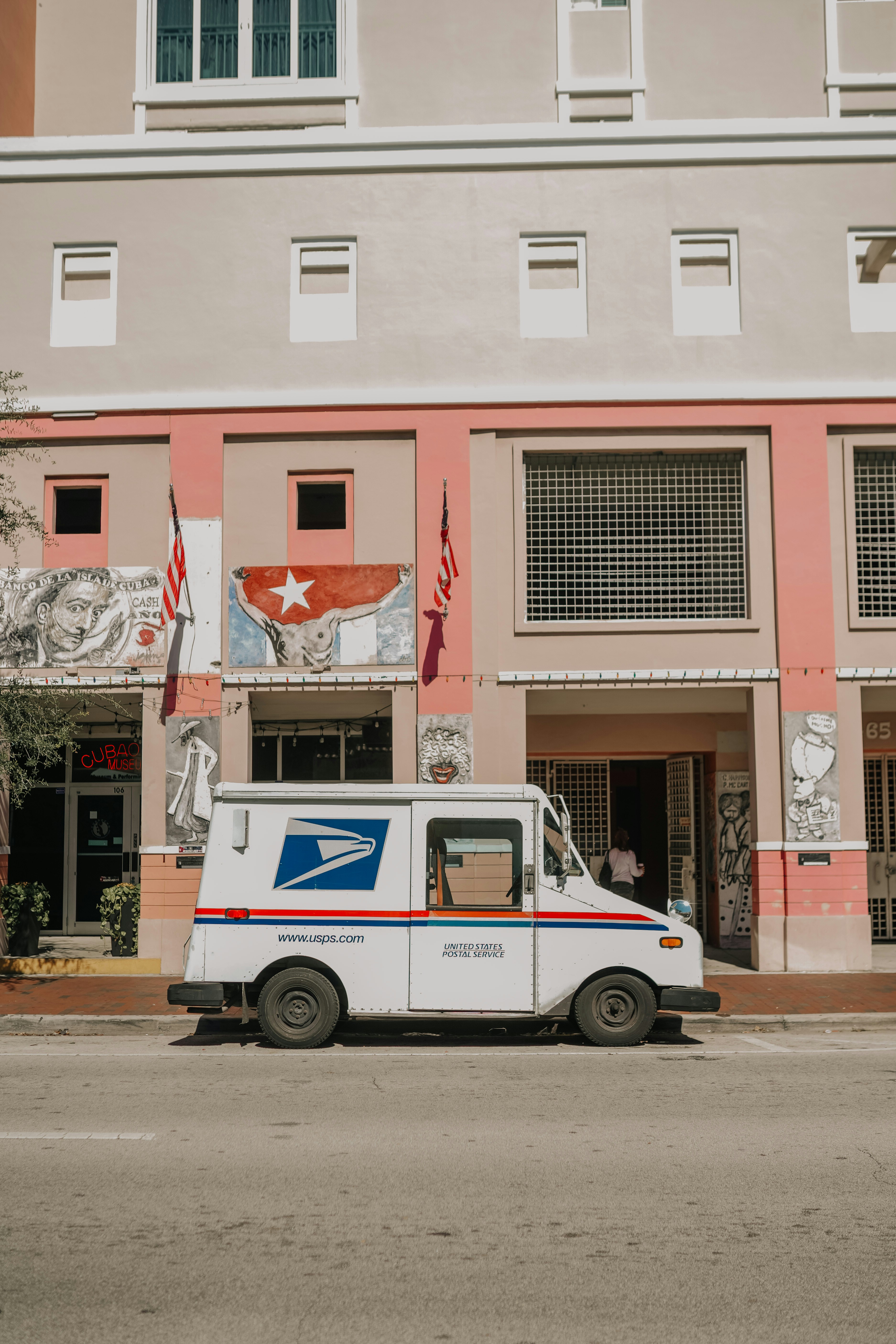 Ein Postwagen parkt vor einem Gebäude