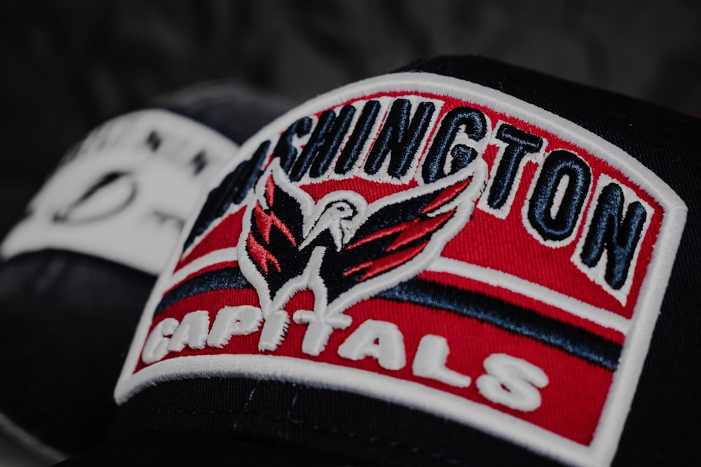 Il logo dei Washington Raptors su un cappello nero e rosso