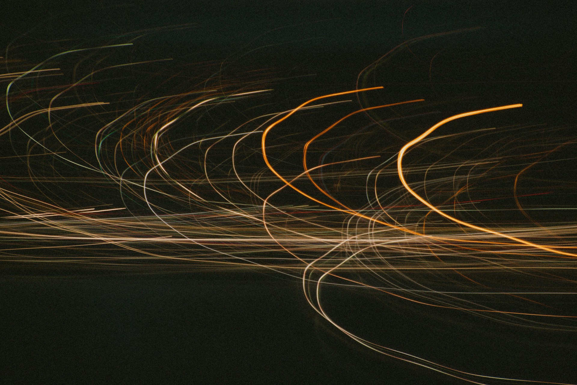 a blurry photo of a street light