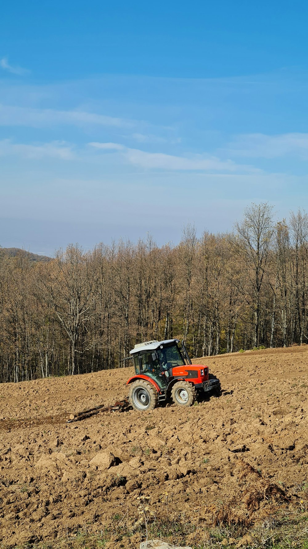 Un tractor arando un campo con un arado