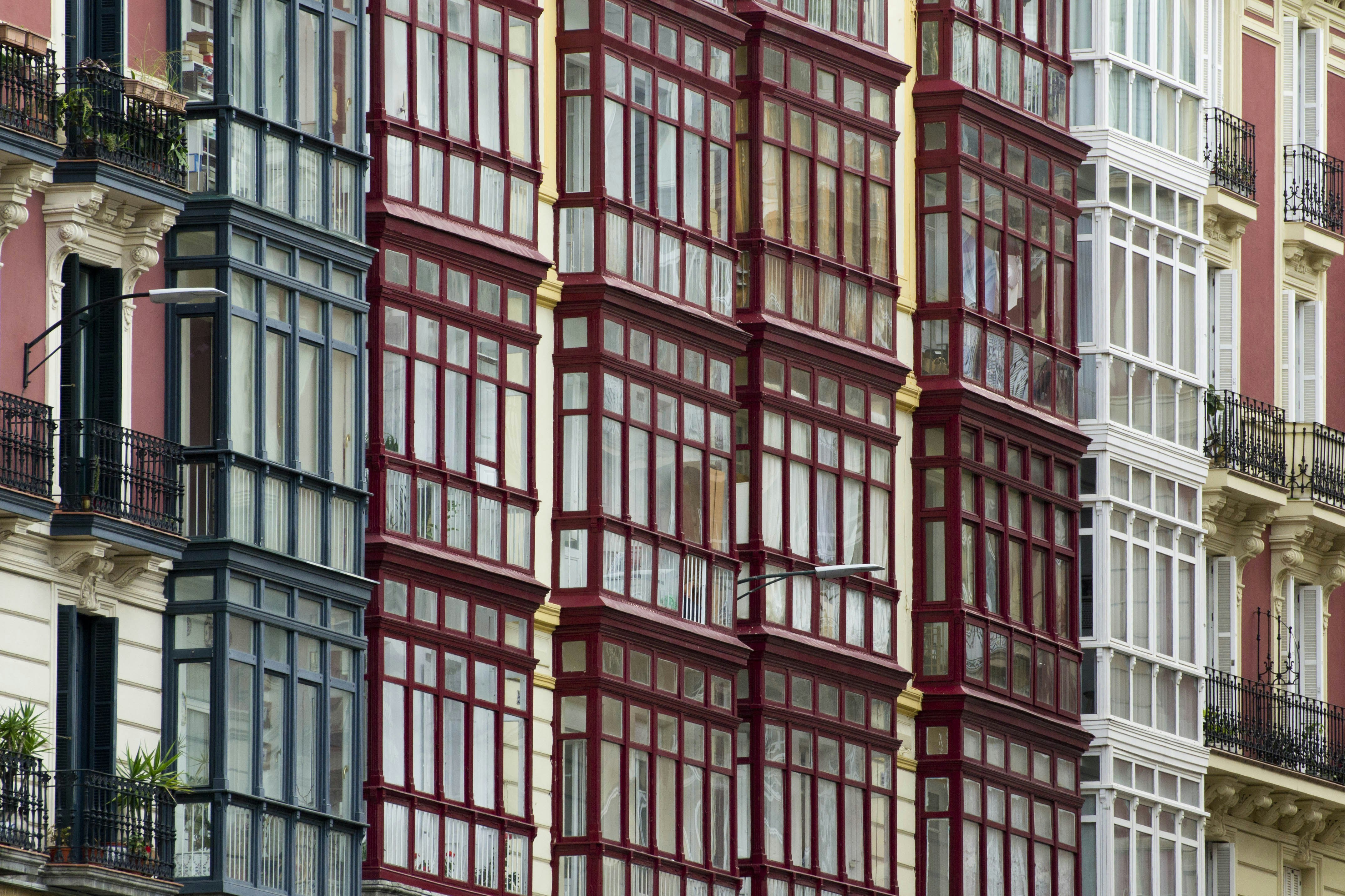 色とりどりの建物が隣り合って並んでいます