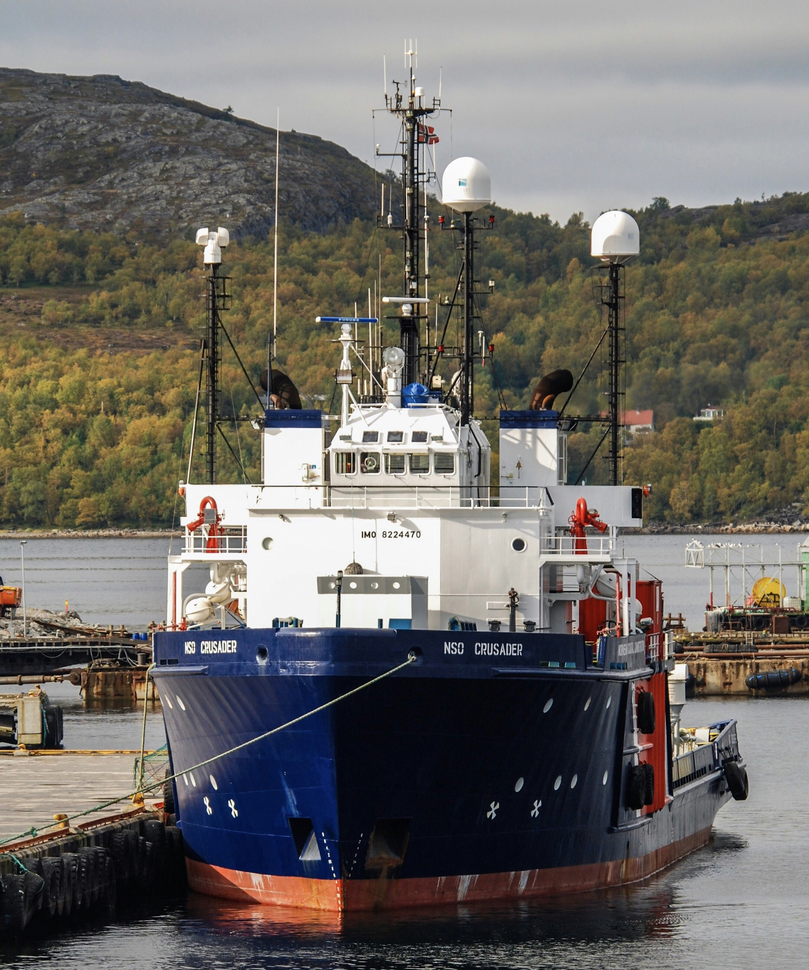 ein großes blau-weißes Boot in einem Gewässer