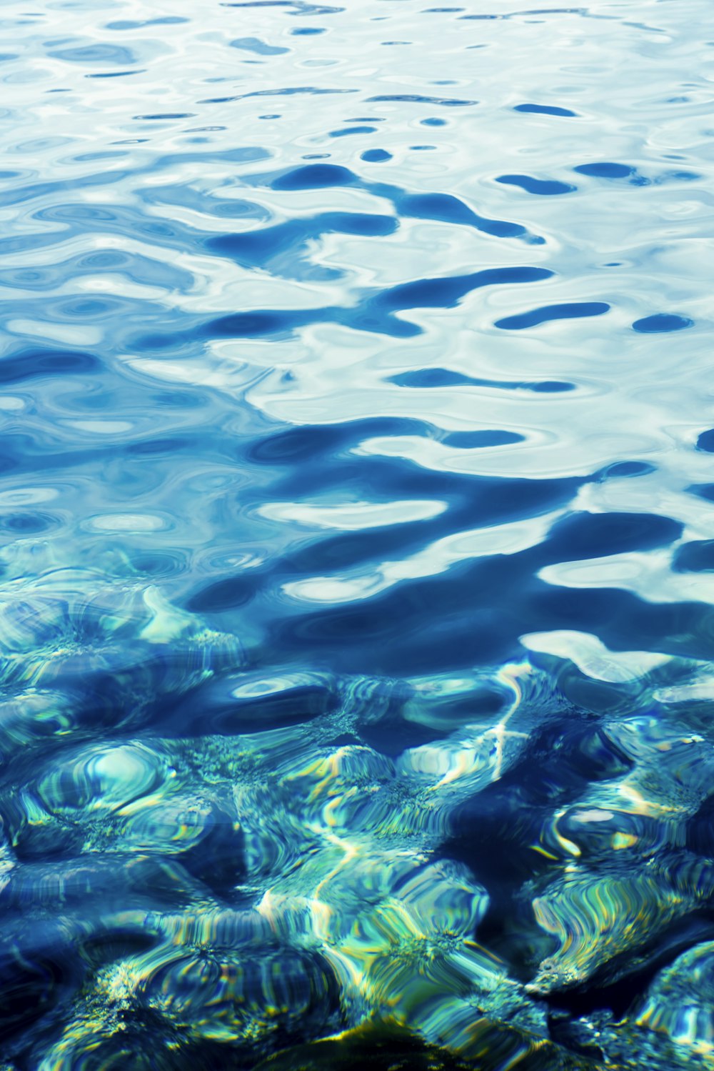 un cuerpo de agua que tiene un montón de olas en él