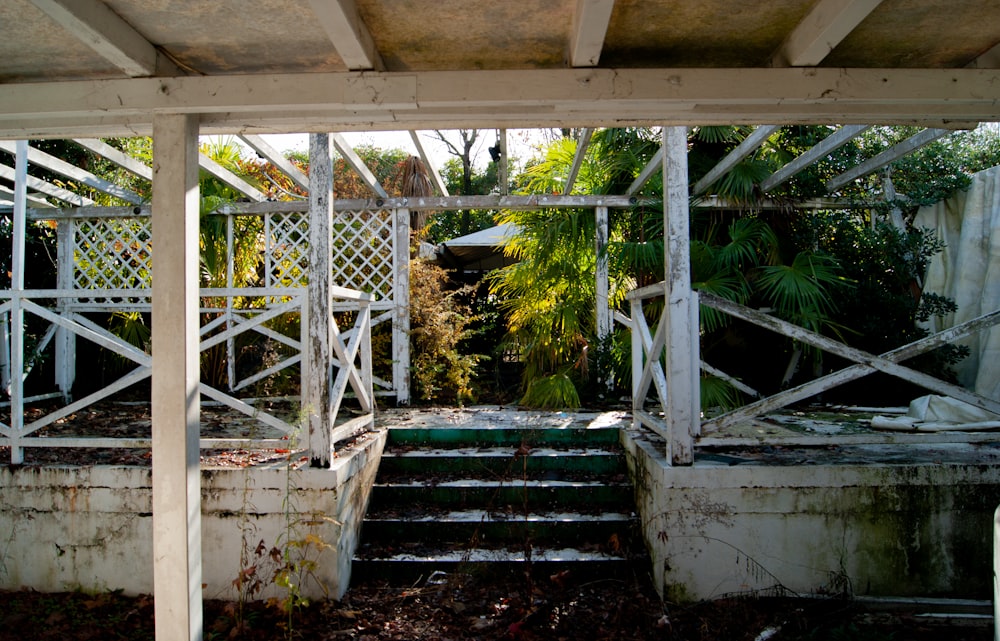 Un viejo edificio deteriorado con escalones que conducen a él