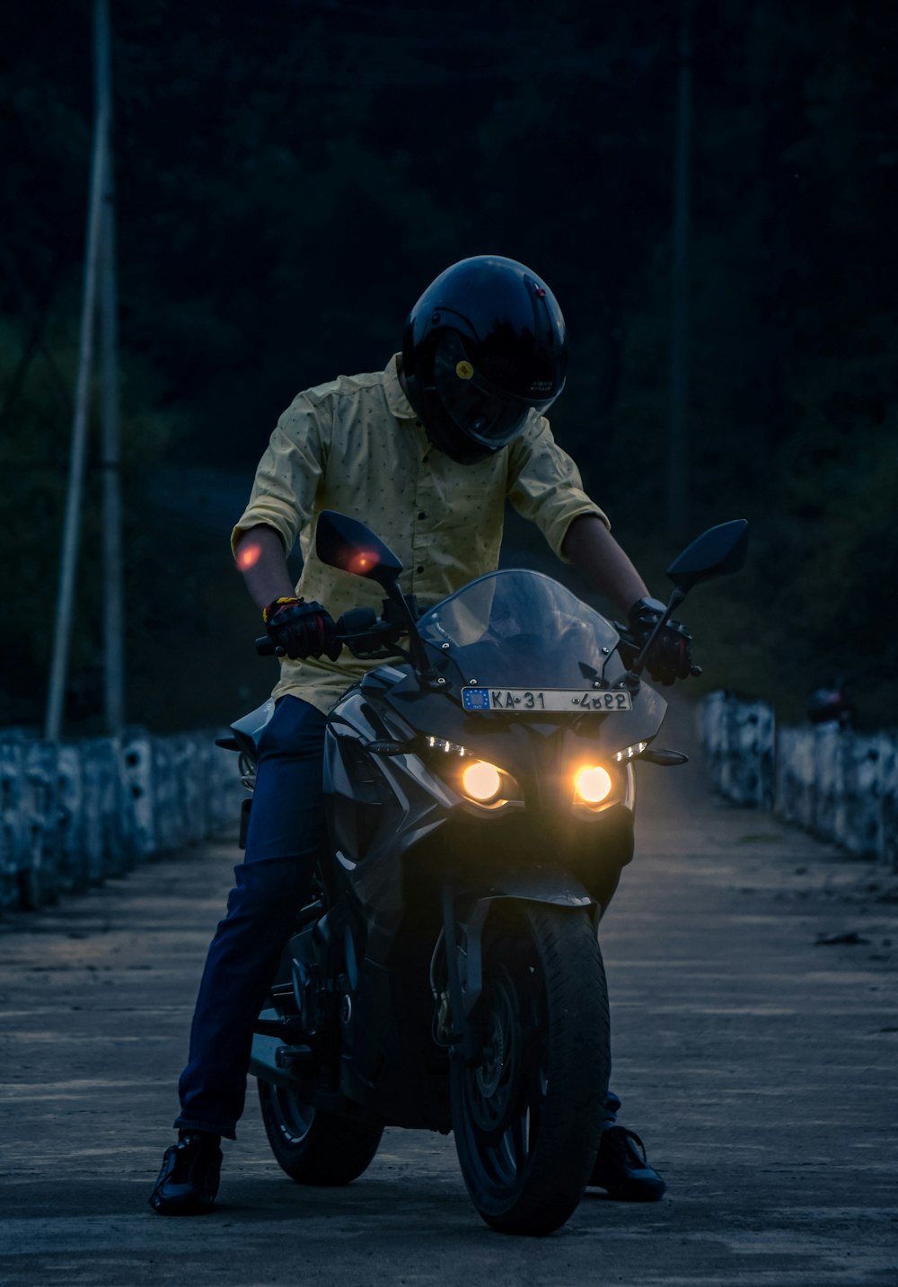 Ein Mann auf dem Rücken eines Motorrads