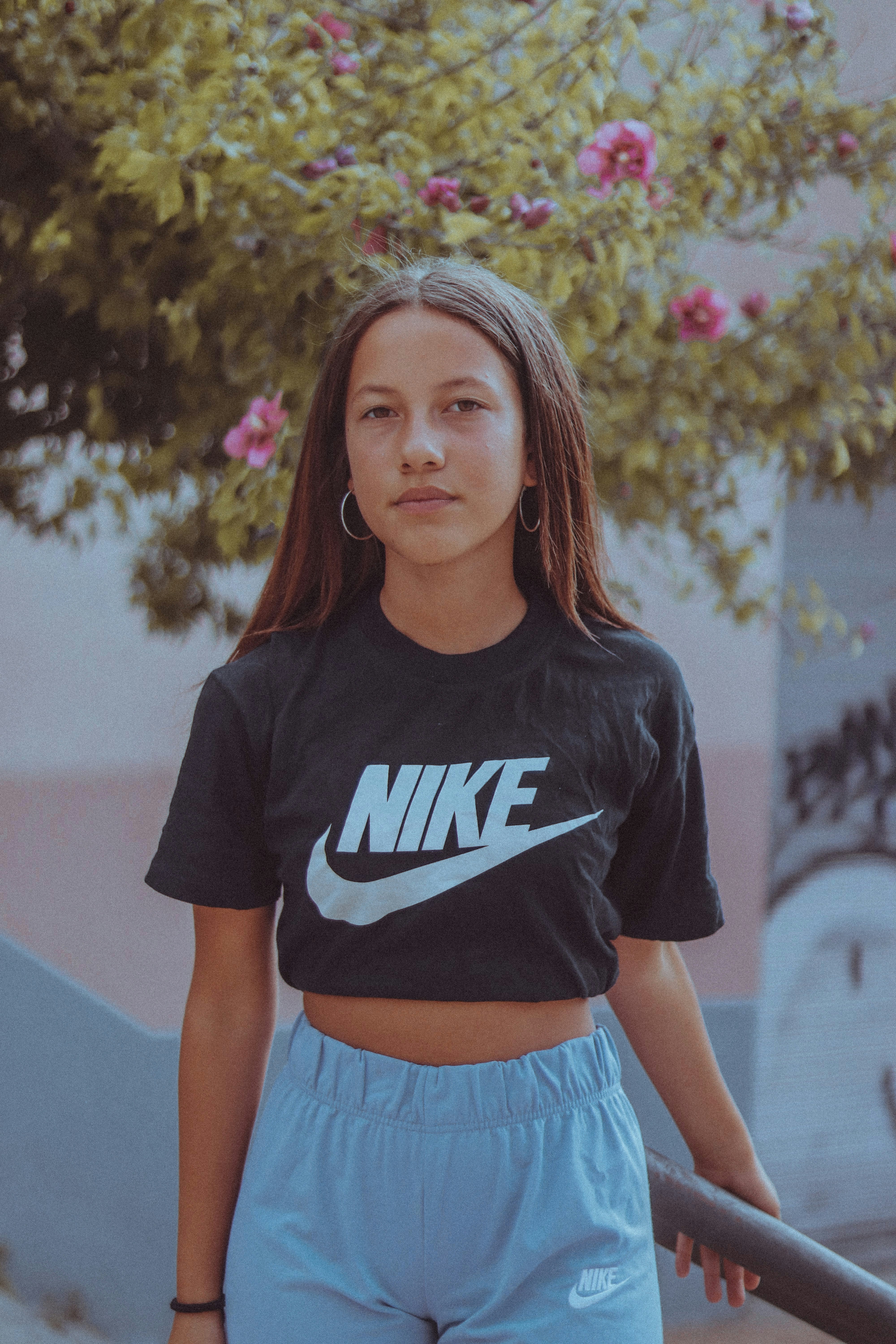 나이키 셔츠와 반바지를 입은 어린 소녀 사진 – Unsplash의 무료 여자 이미지, image size:3000x4500