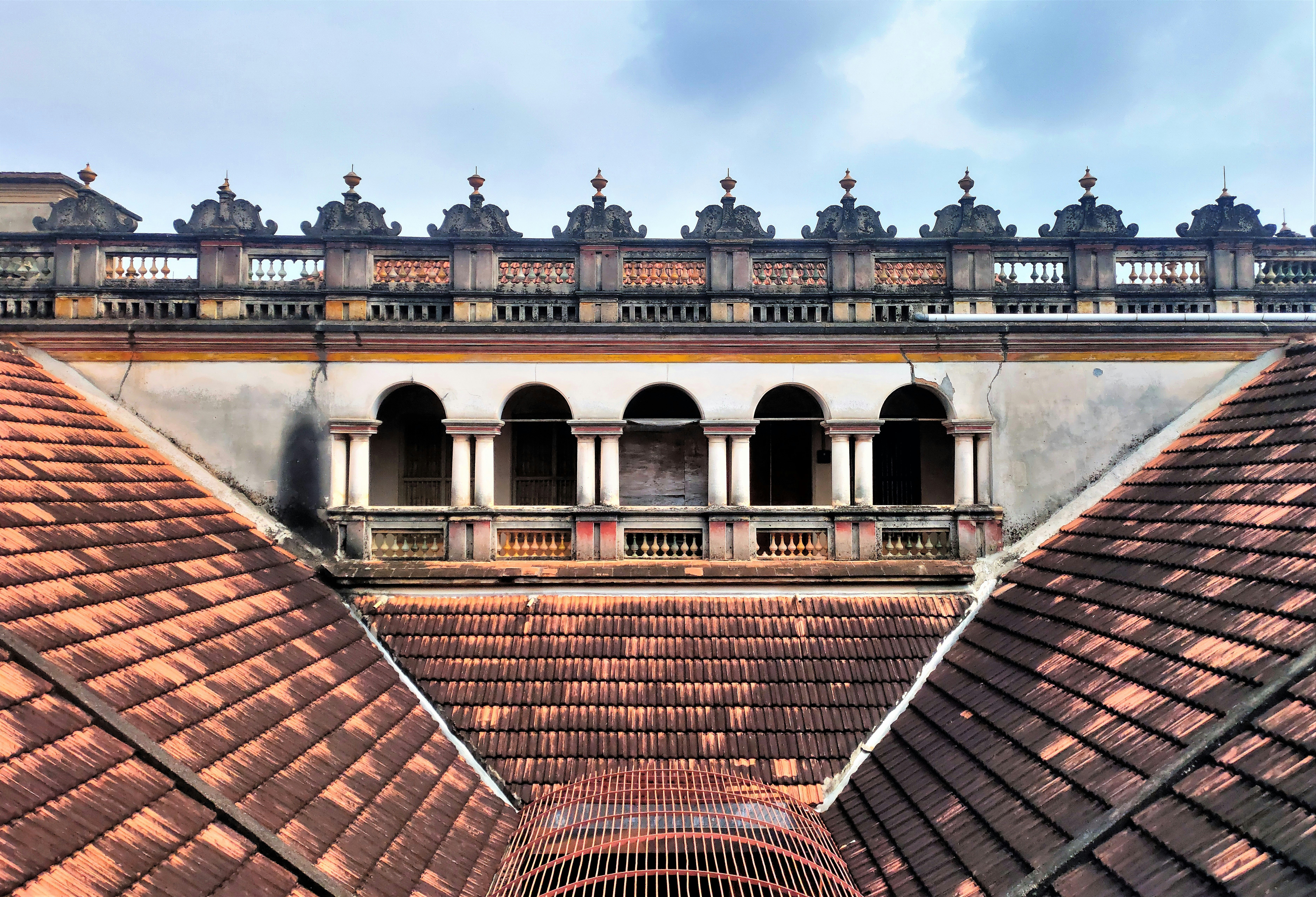 the roof of a building with many windows