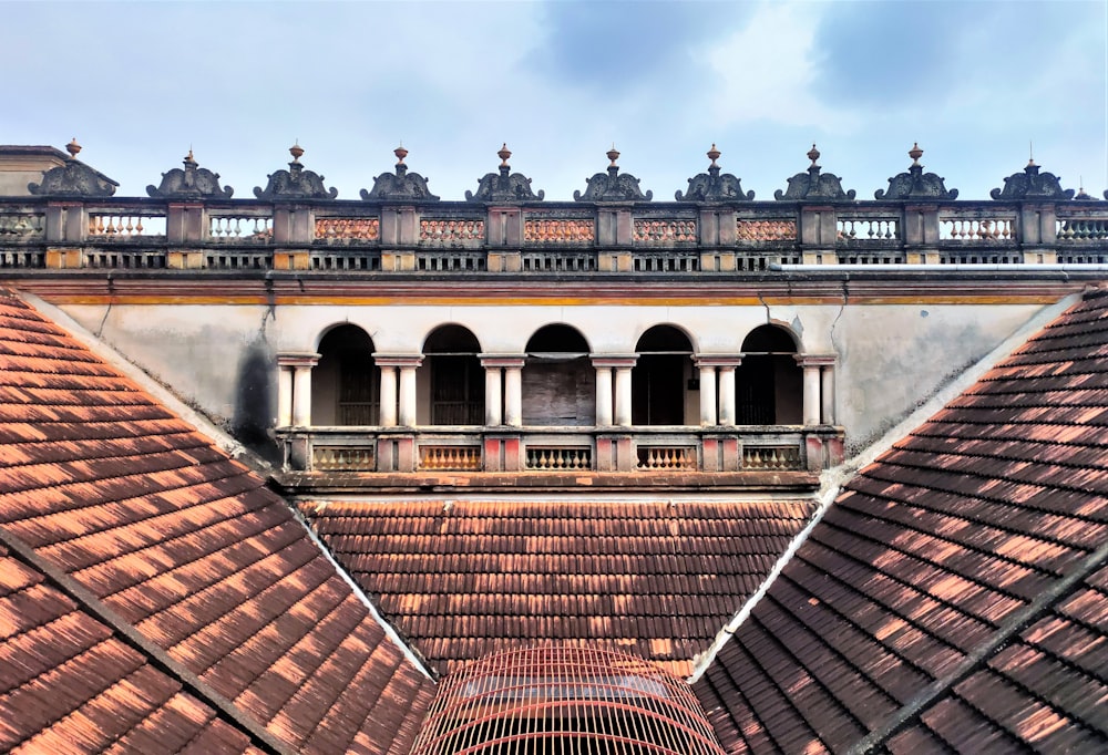 the roof of a building with many windows