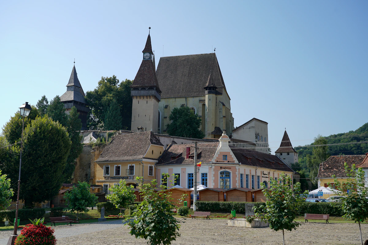 Cazare în Sighișoara: piața din Biertan, sub biserica fortificată