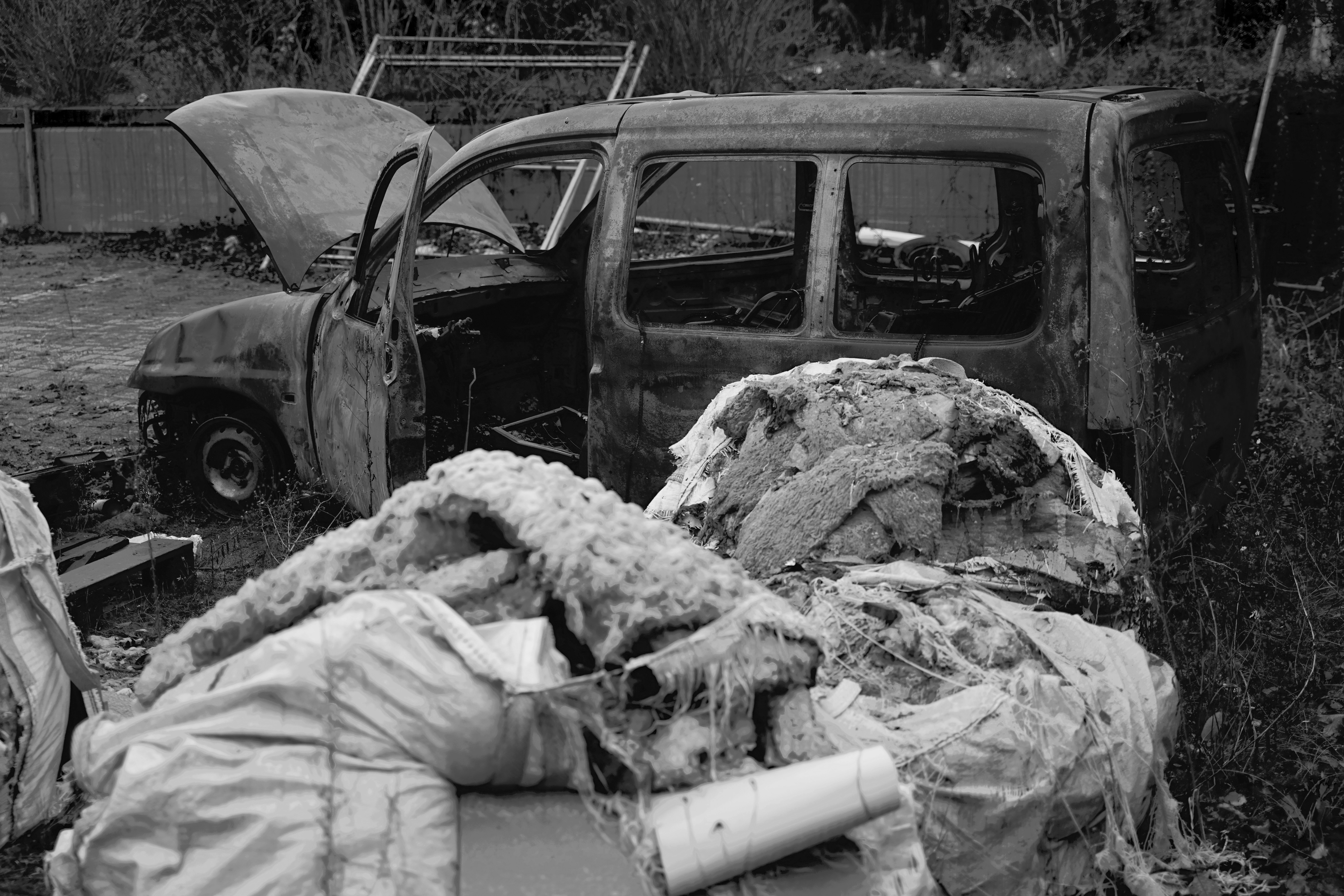 foto hitam putih dari sekelompok sampah