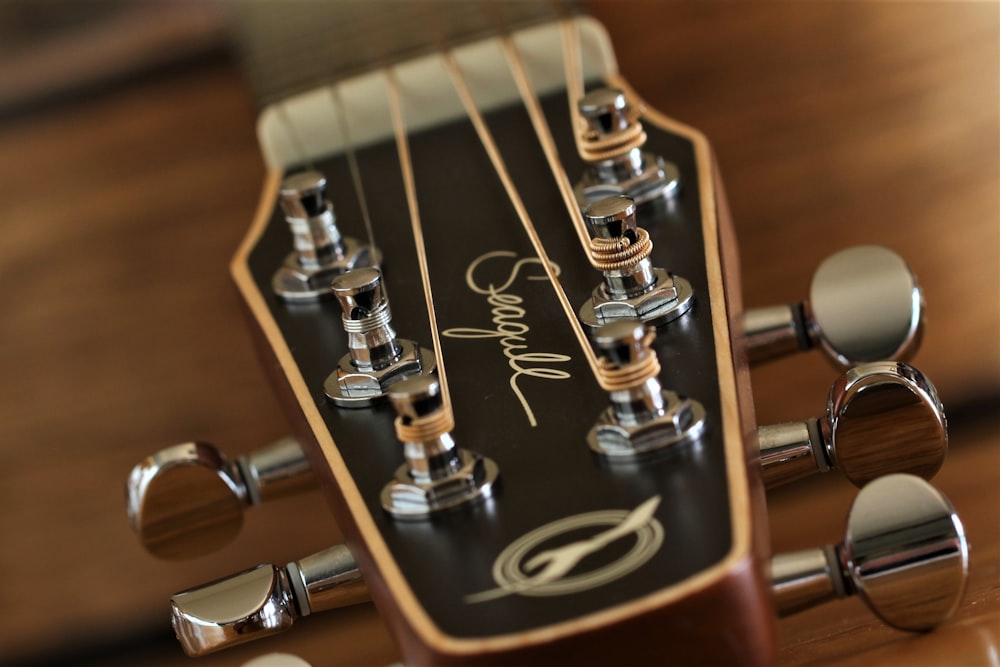 a close up of the heads of a guitar