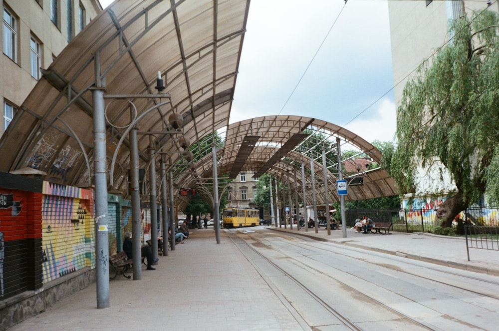 una estación de tren con un tren en las vías