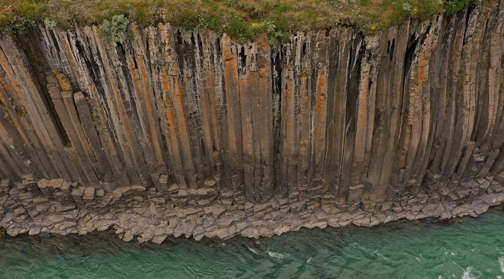 une vue aérienne d’une falaise avec un plan d’eau