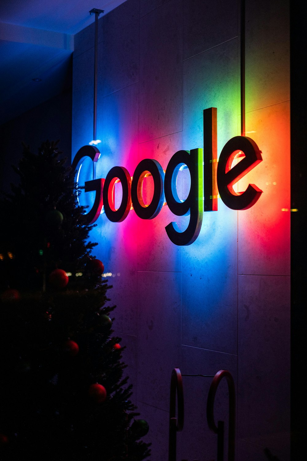 o logotipo do Google é iluminado à noite