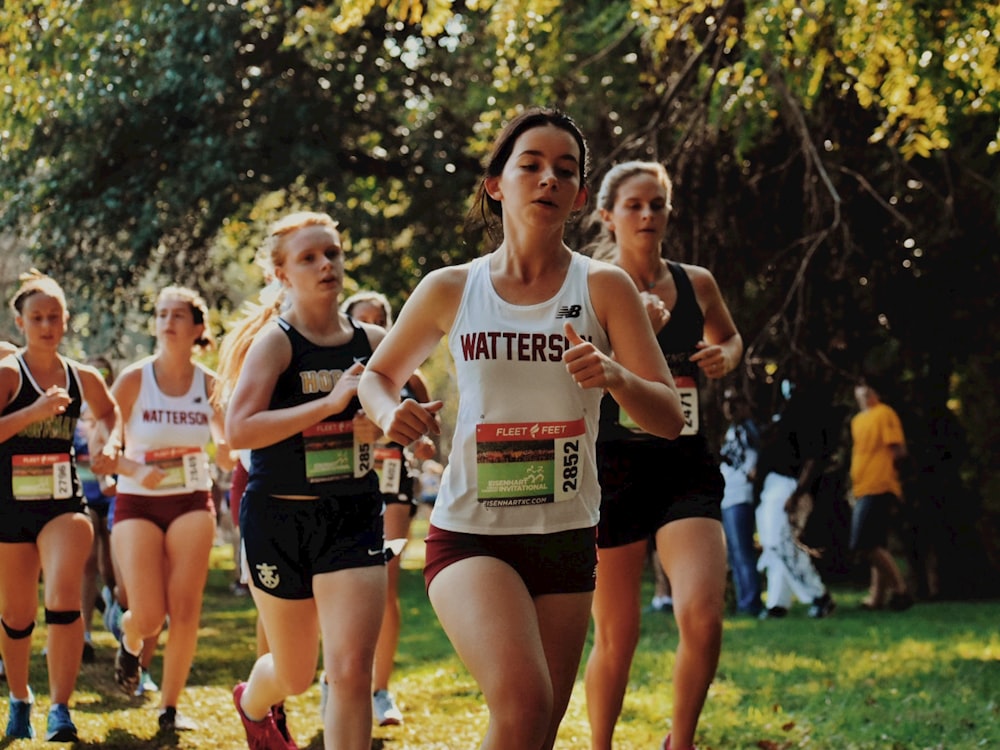 Un grupo de personas que están corriendo en una carrera