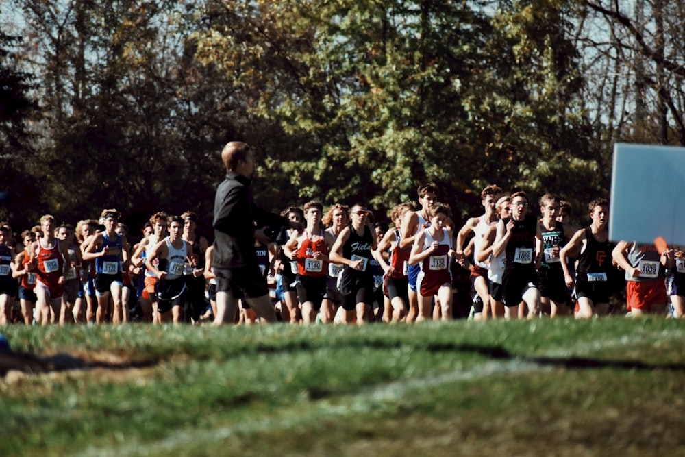 um grupo de pessoas correndo em uma corrida