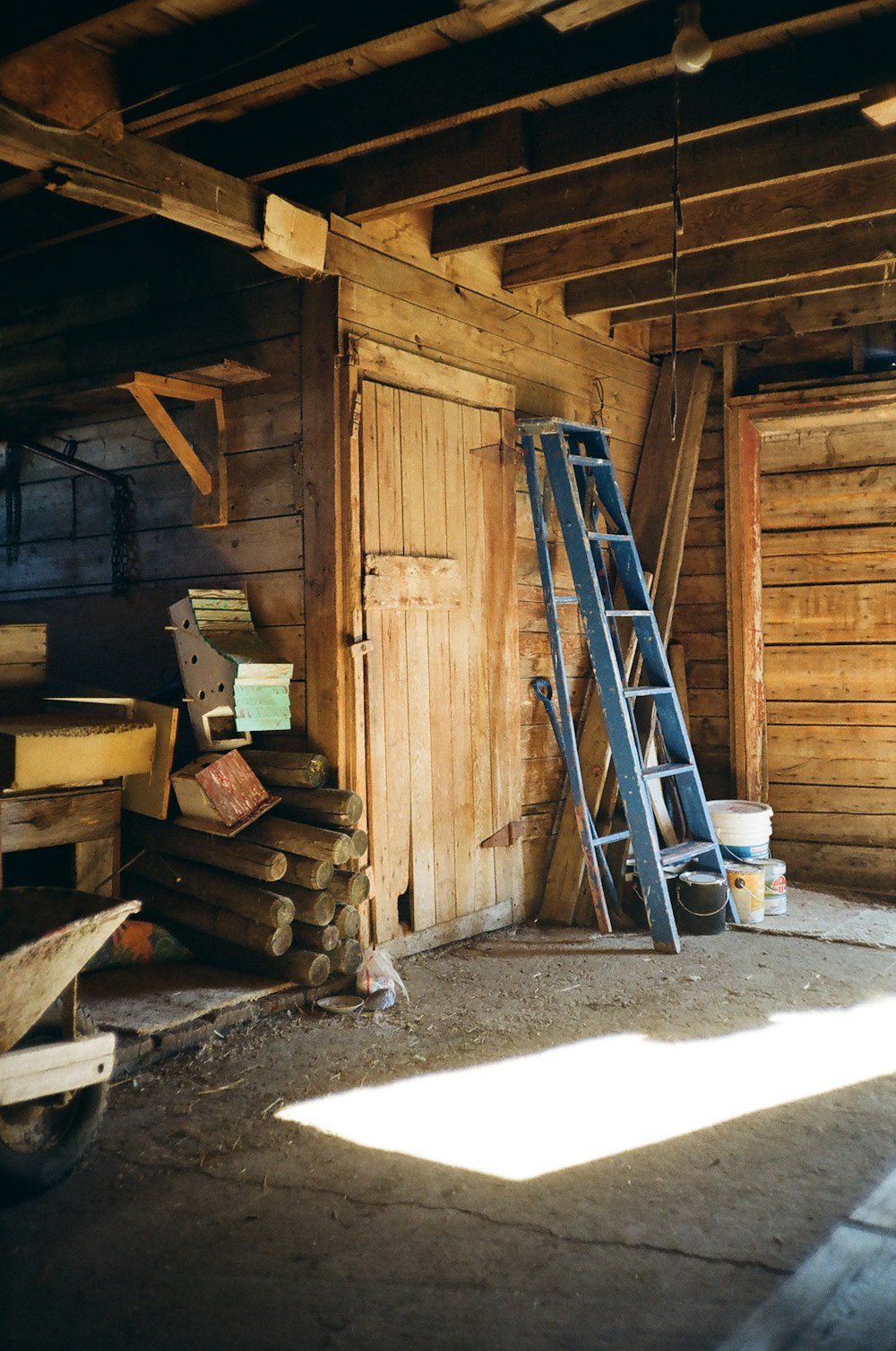 eine Leiter, die an einer Holzwand lehnt