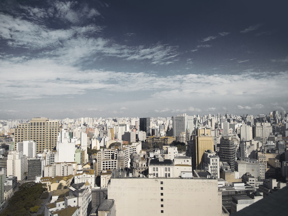 Una vista de una ciudad desde lo alto de un edificio