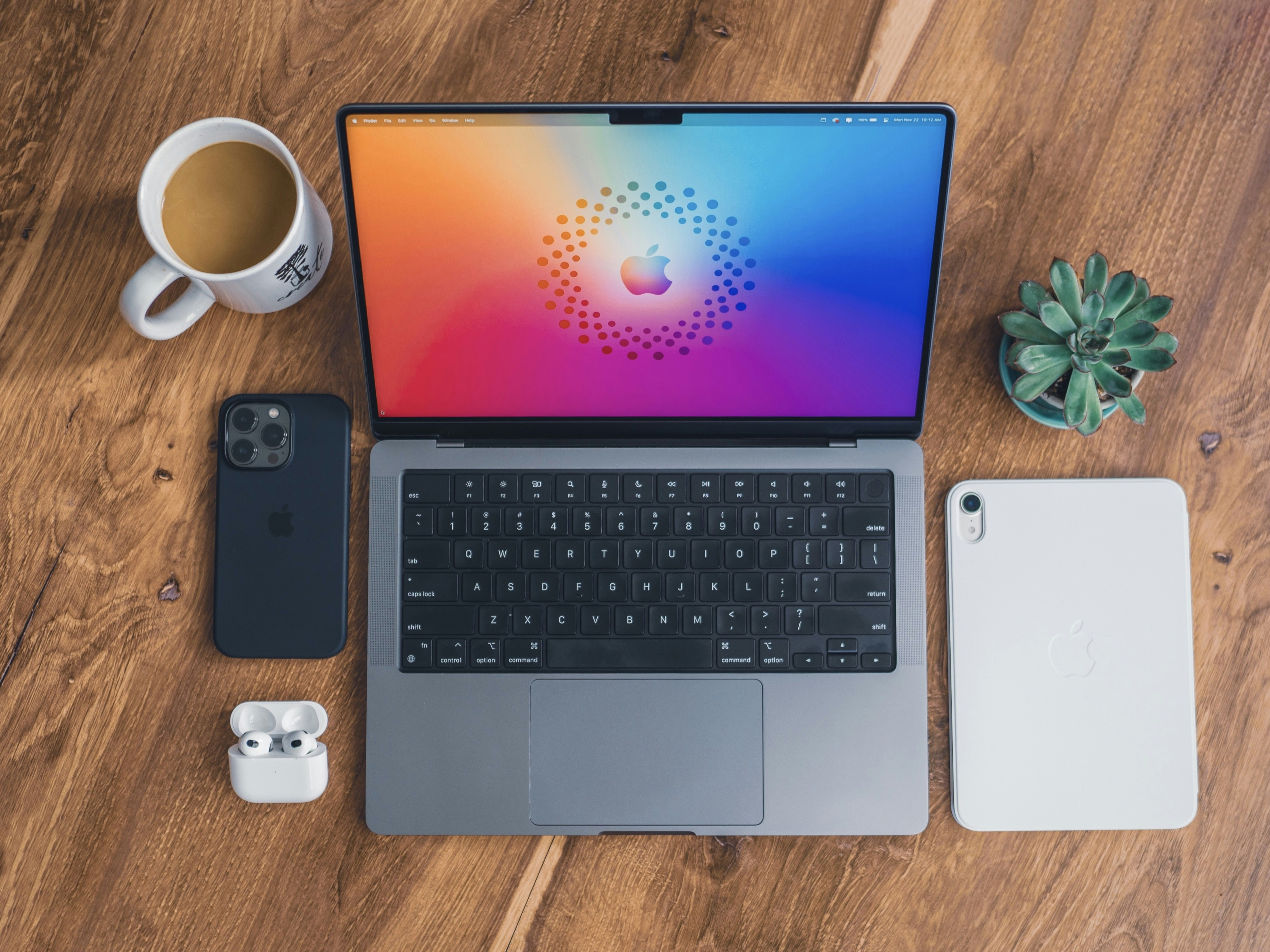 komputer laptop yang duduk di atas meja kayu