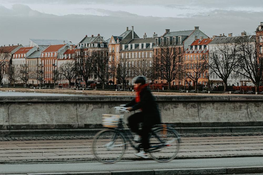 eine Person, die auf einer Brücke Fahrrad fährt