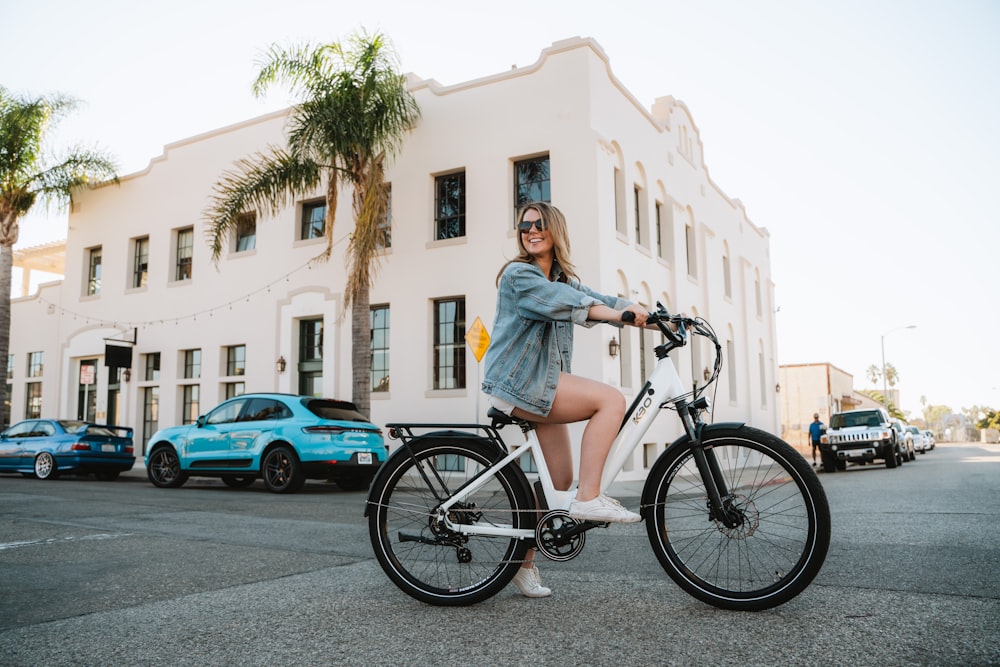 Una mujer montando en bicicleta en una calle de la ciudad