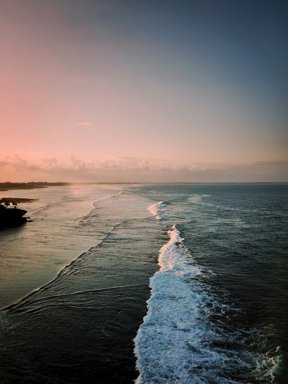 Ein Blick auf das Meer von einem hohen Standpunkt aus